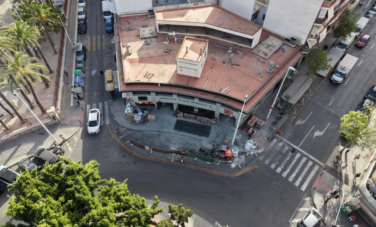 Las obras de reforma integral de los mercados de Plaza Madrid y Barcelona continúan con demoliciones (2)