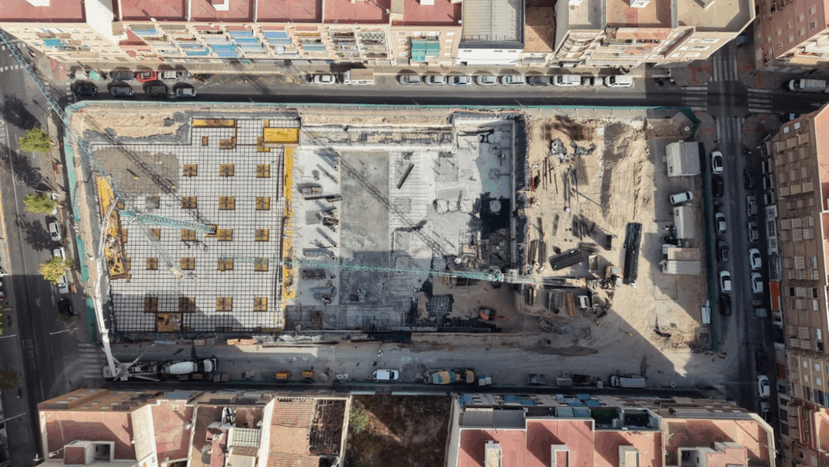 Les obres del futur Centre Sociocultural de Jayton seguixen amb l’encofrat del forjat del soterrani