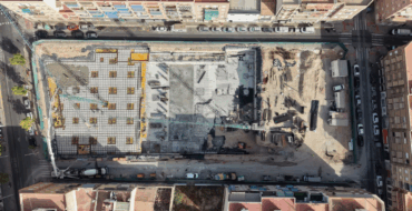 Las obras del futuro Centro Sociocultural de Jayton con el encofrado del forjado del sótano