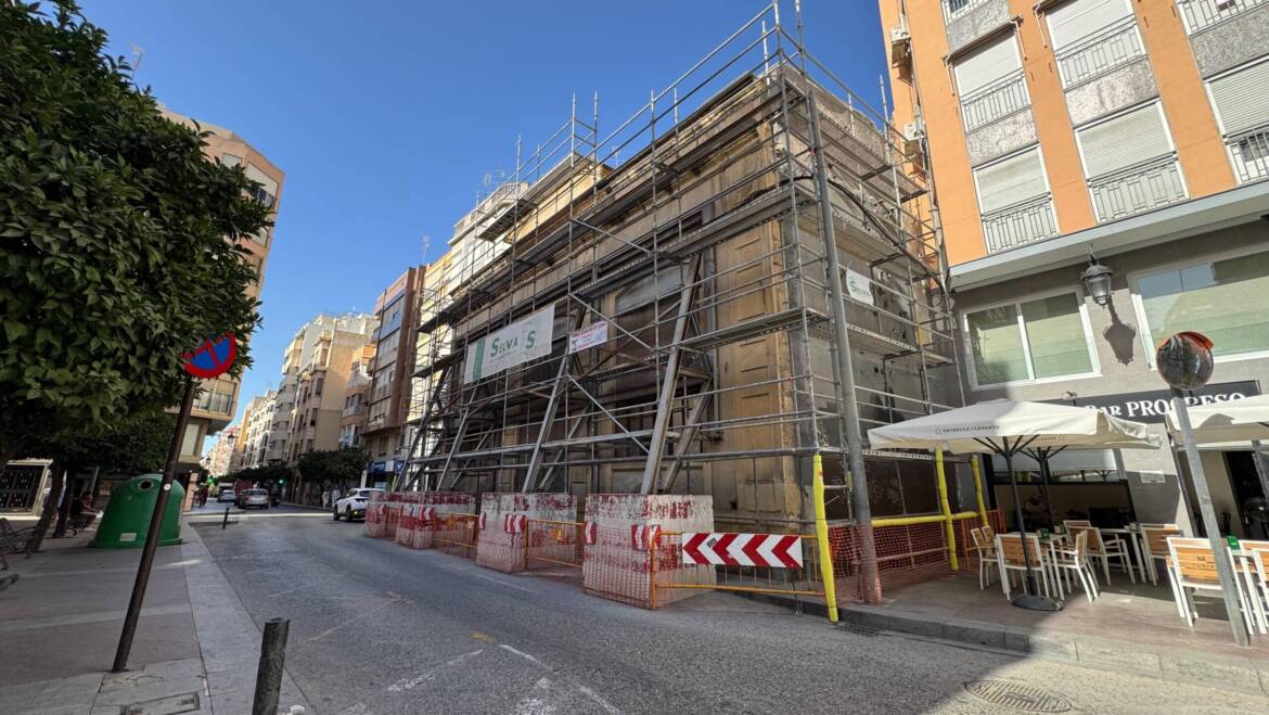 El Ayuntamiento inicia los trabajos de desmontaje de la fachada de Riegos El Progreso