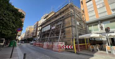 El Ayuntamiento inicia los trabajos de desmontaje de la fachada de Riegos El Progreso