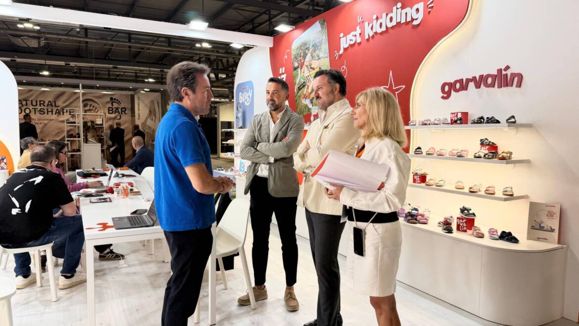 El Ayuntamiento apoya a las empresas ilicitanas presentes en la feria MICAM de calzado