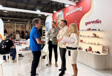 L’Ajuntament reconlza a les empreses il·licitanes presents a la fira MICAM del calçat