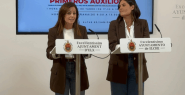 Elche acerca los primeros auxilios con talleres de RCP y uso de desfibrilador a la población en espacios abiertos