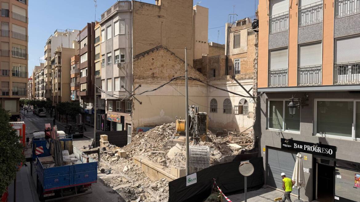 La plaça de la Constitució obri al trànsit després del desmuntatge de la façana de Regs el Progrés