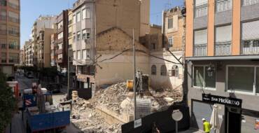 La Plaza de la Constitución abre al tráfico tras el desmontaje de la fachada de Riegos El Progreso