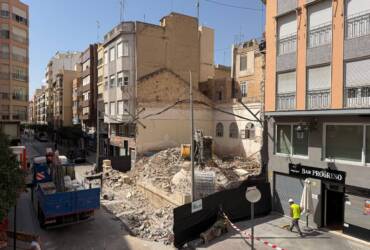 La Plaza de la Constitución abre al tráfico tras el desmontaje de la fachada de Riegos El Progreso