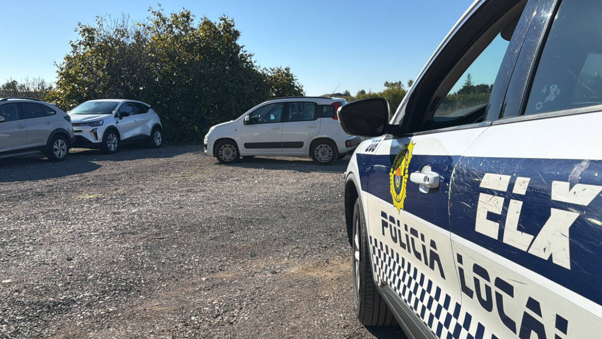 El Ayuntamiento de Elche actúa sobre dos campas de vehículos en Saladas y El Altet con alrededor de 500 coches