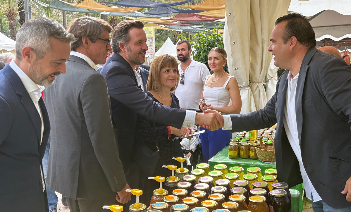el-paseo-de-la-estacion-acoge-hasta-el-proximo-12-de-octubre-una-nueva-edicion-de-la-fireta-del-camp-d-elx-foto-8