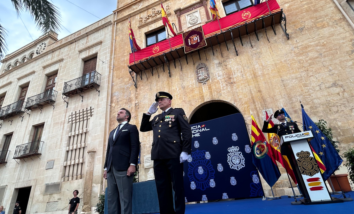 la-plaza-de-baix-acoge-el-acto-del-patron-de-la-policia-nacional-por-la-festividad-de-los-angeles-custodios-foto-2