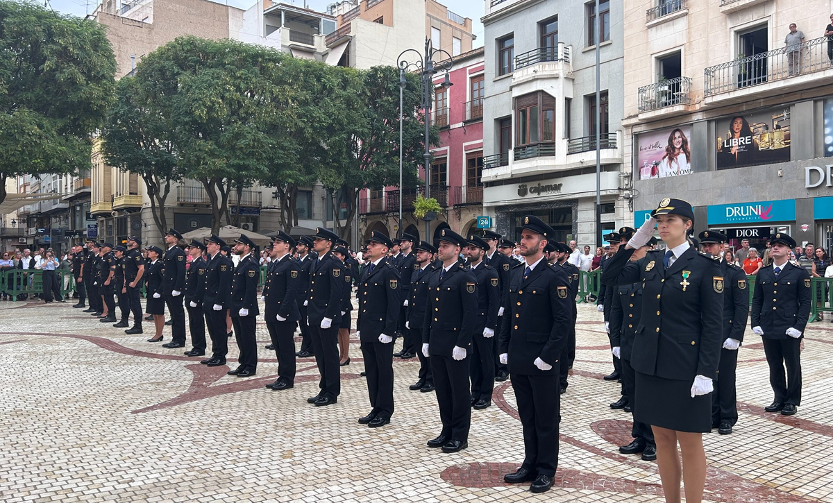 la-plaza-de-baix-acoge-el-acto-del-patron-de-la-policia-nacional-por-la-festividad-de-los-angeles-custodios-foto-3