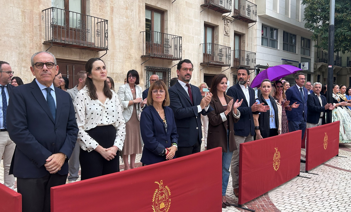 la-plaza-de-baix-acoge-el-acto-del-patron-de-la-policia-nacional-por-la-festividad-de-los-angeles-custodios-foto-4