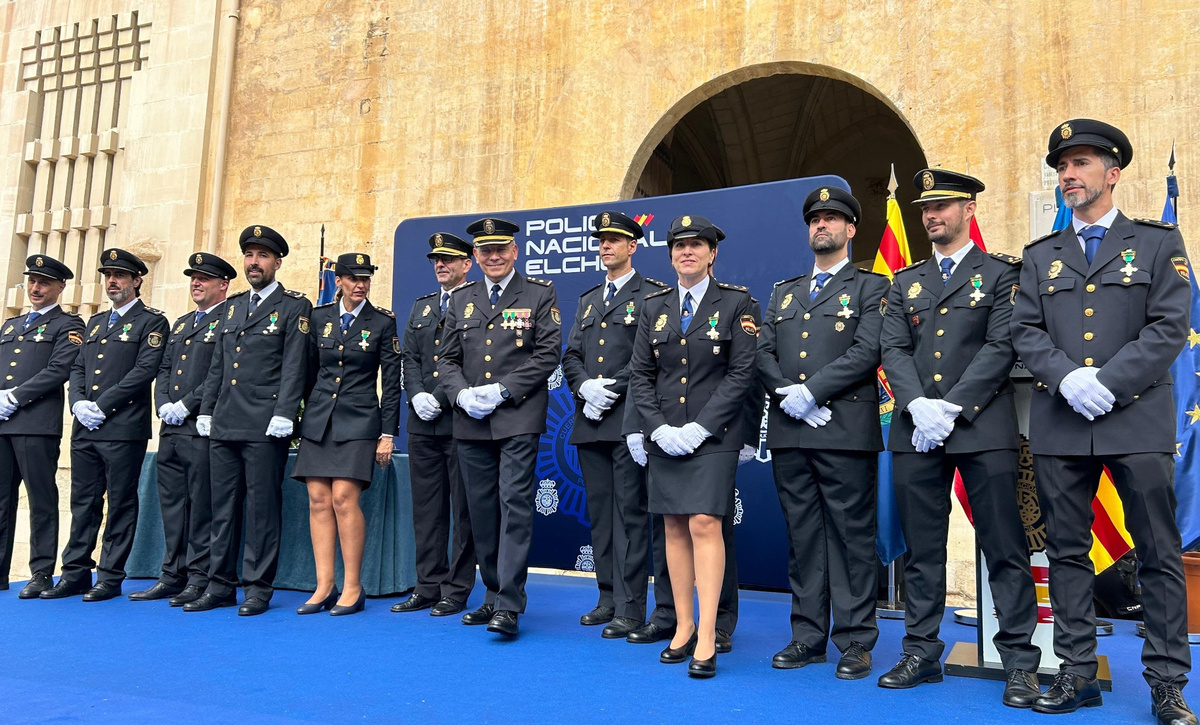 la-plaza-de-baix-acoge-el-acto-del-patron-de-la-policia-nacional-por-la-festividad-de-los-angeles-custodios-foto-5