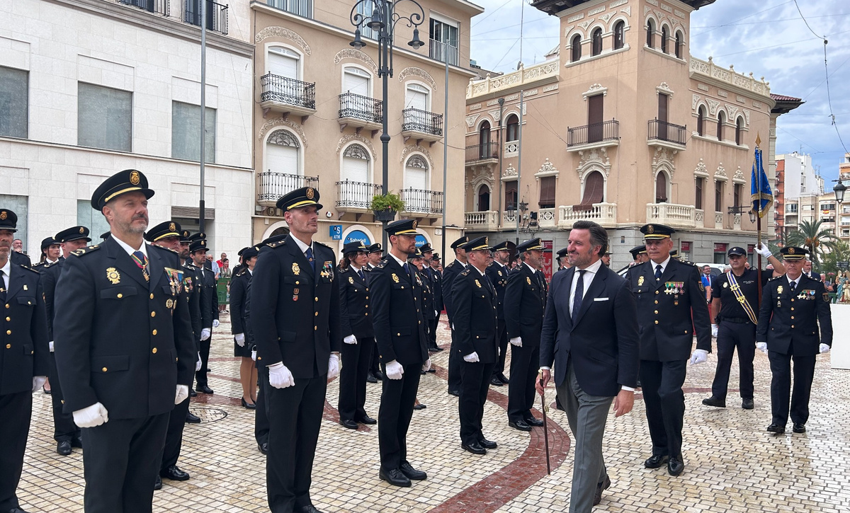 la-plaza-de-baix-acoge-el-acto-del-patron-de-la-policia-nacional-por-la-festividad-de-los-angeles-custodios-foto-6