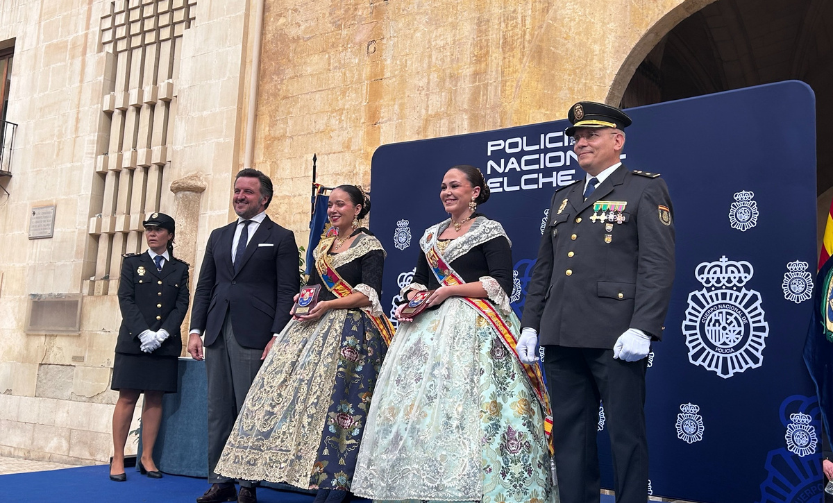 la-plaza-de-baix-acoge-el-acto-del-patron-de-la-policia-nacional-por-la-festividad-de-los-angeles-custodios-foto-7